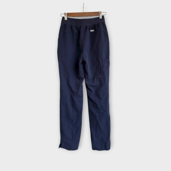 FIGS Kade Cargo Scrub Pants in Navy, size XXS Tall - Picture 2 of 6